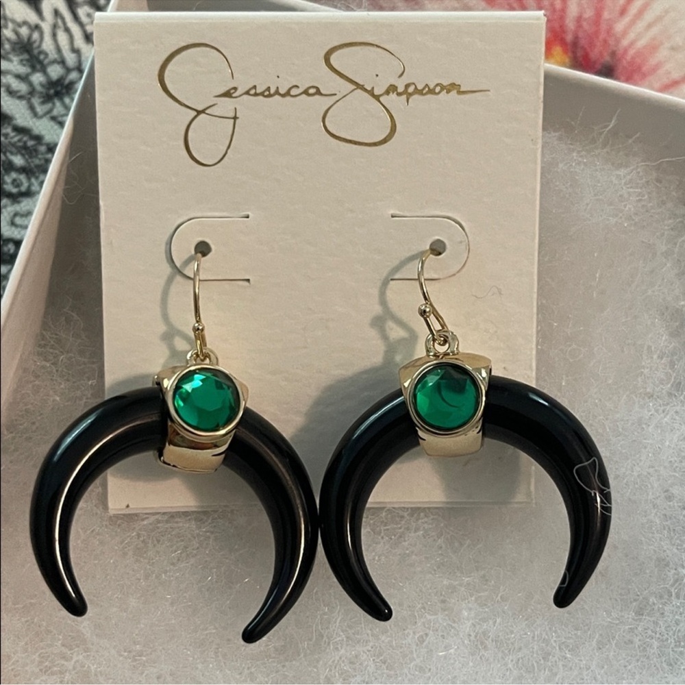 Beautiful crescent earrings with striking emerald stones, Jessica Simpson - Picture 5 of 8